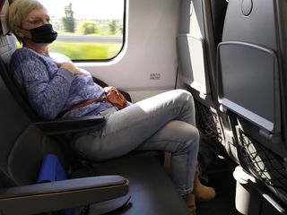 Mature cunt: Оргазм со скрещенными ногами в публичном поезде