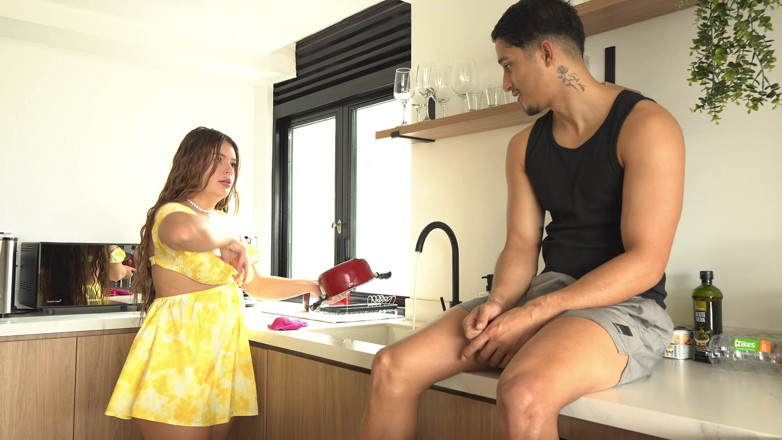 MilanRodriguez: Moje Nevlastní Sestra Mě Přistihla, Jak Se Na Něj Dívám...