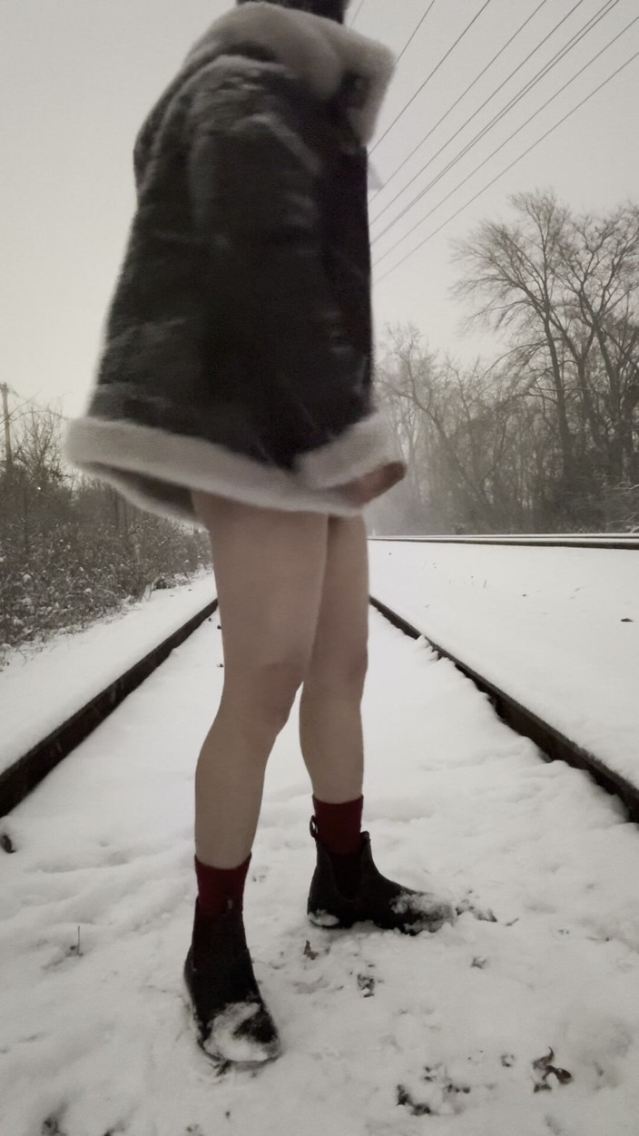 barenakedboy: 눈 덮인 트랙 놀리기 : 겨울 더위 속에서 벌거벗고, 구부리고, 폭발하는 근육질의 창남