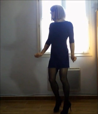 Faustine: Crossdresser Faustine sexy tanec.