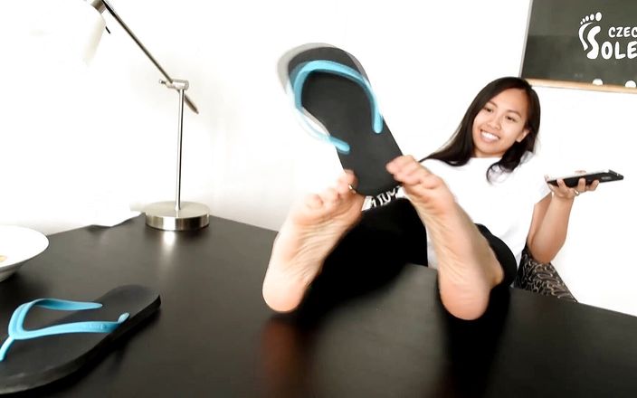 Czech Soles - foot fetish content: Juguetona y linda asiática con pies descalzos