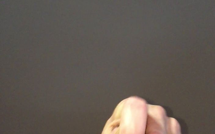 White Ukrainian Dick: Paja perezosa de una pequeña polla blanca sin cortar