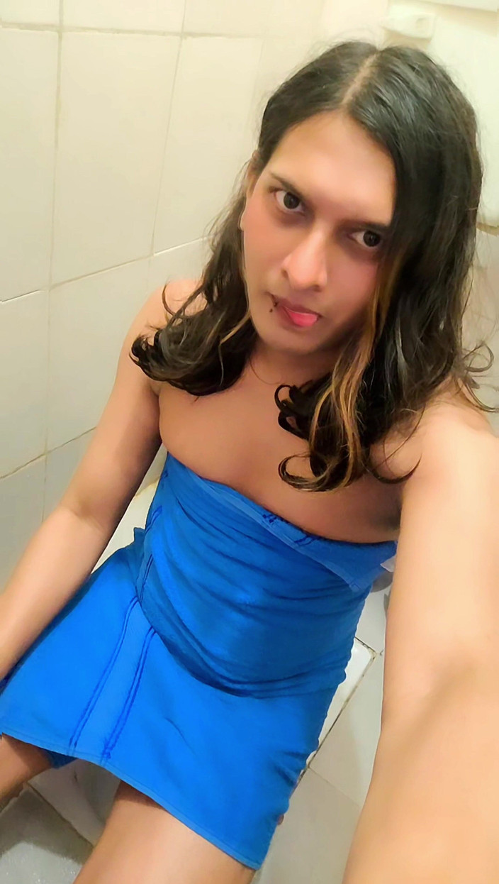 Zoyasazadai: 샤워하고 파란 수건을 입고 나 자신에 대해 이야기하는 Zoya Shezadi