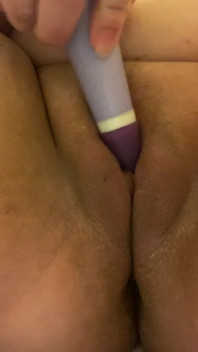 Weibliche solo-masturbation mit einem sextoy