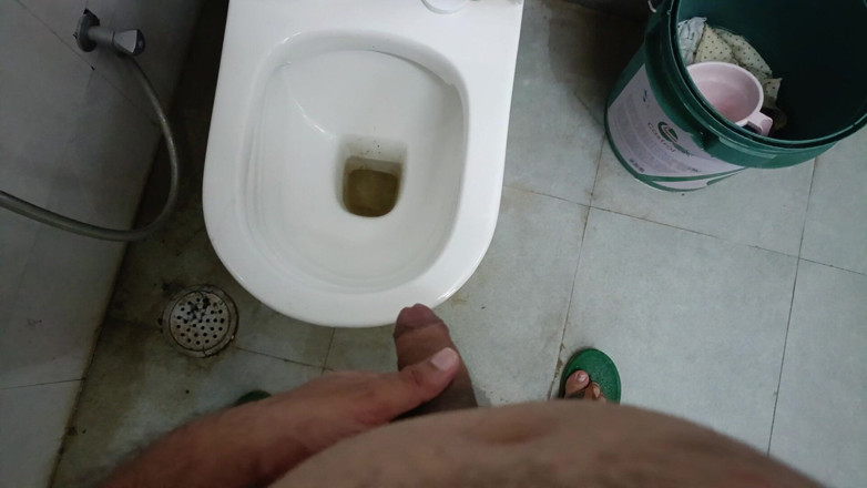 Desi shikha: Cowok india lagi asik masturbasi sambil bugil di balkon sambil...