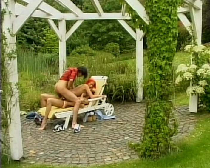 BB Video - Old School: Buitenshuis tiener trio vmm met roodharige en dubbele penetratie