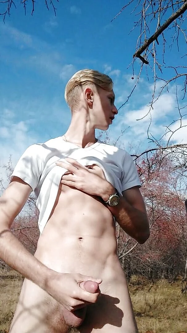 Dick Boys Studio: Мужика застукали за дрочкой в парке