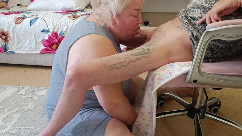 Zona901: Żona patrzy jak przyjaciel daje głębokie obciąganie i połyka spermę