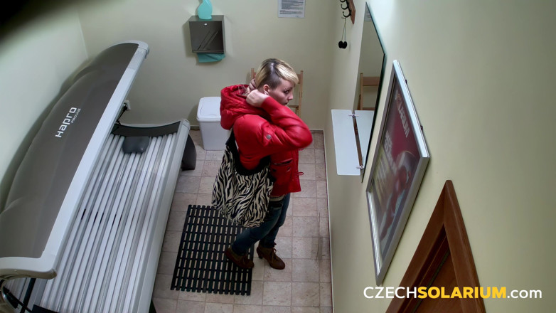 Czech Solarium: České solárium 34: Mladá blonďatá děvka dělá sexy show v soláriu