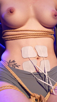 Le premier électro-jeu et expérience de vibromasseur de Lou - 4K