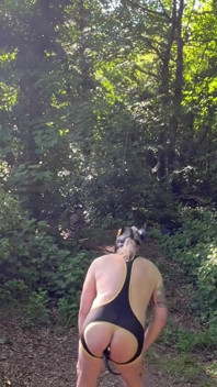 산책을 위해 밖으로 강아지