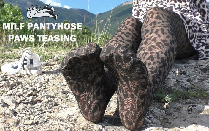 Mistress Legs: Dea di nylon paws stuzzicano in una giornata di sole...