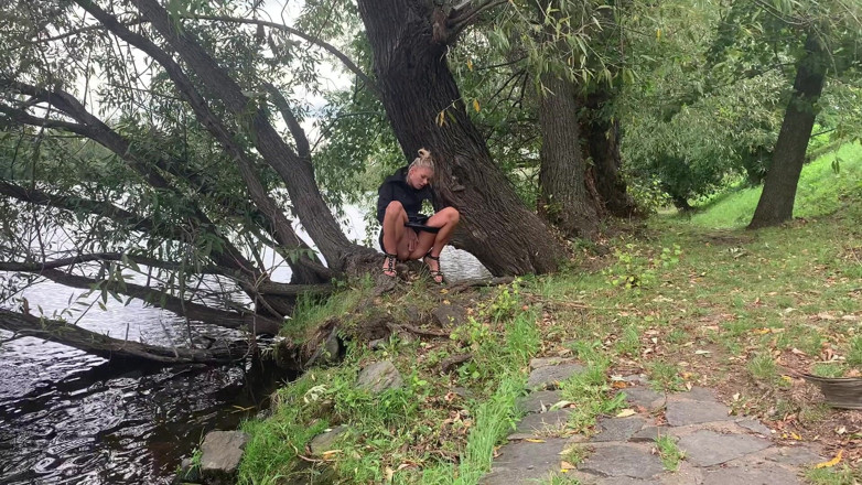 Claudia Macc: Pisse en plein air -