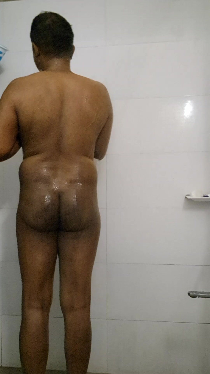 Indianexhib: Indiana de banho nua e corpo inteiro com genitais raspando