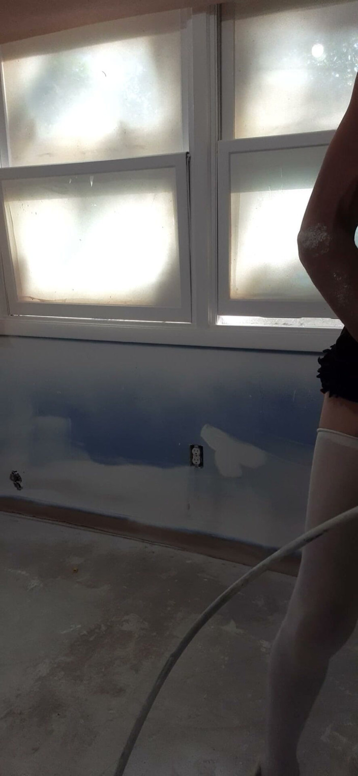 Feeling sexy today crosdressing: Di tempat kerja Cdmichelle bekerja melukis dengan paint sprayer