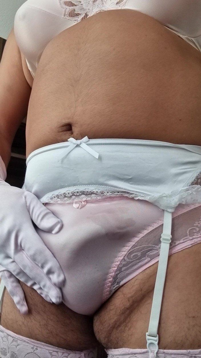My panties: ピンクのナイロンランジェリーで完全に興奮したハンズフリー射精