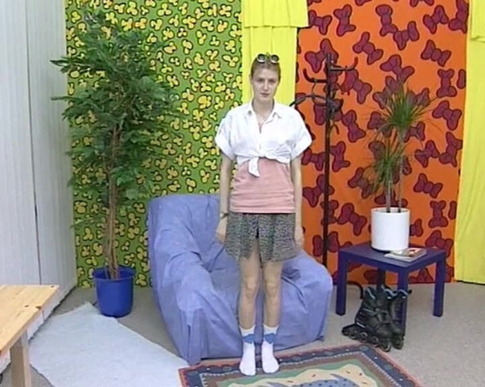 YOUR FIRST PORN: Slender Ivone mostra la sua morbida molletta per capelli