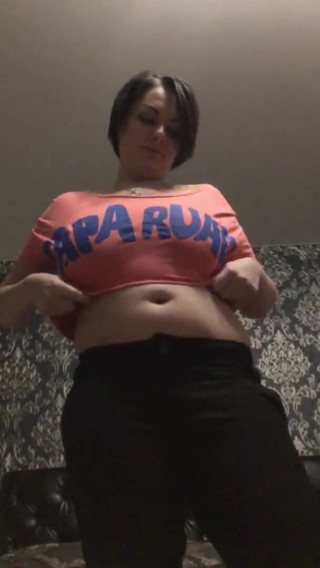 Sexy Milf: Memeler tişörtten çıkmak istiyor! Memelere özgürlük!