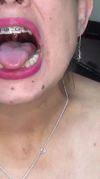 Tragandome Gusanos De Goma En Forma De Nudo