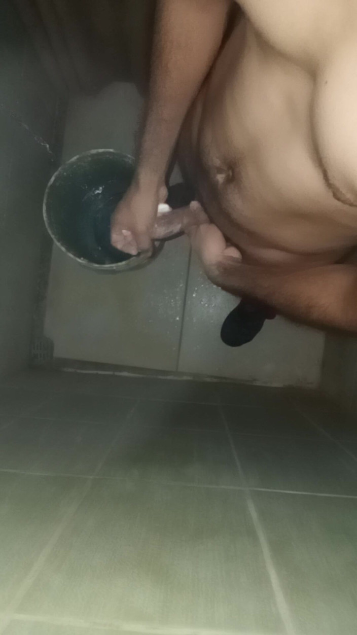 Cute boy jerks off: Ragazzo esile fa la doccia per masturbarsi