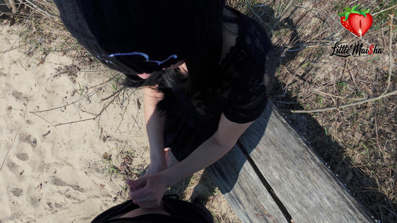 LittleMaisha: Emo Girl primeiro faz boquete na praia e depois é fodida...