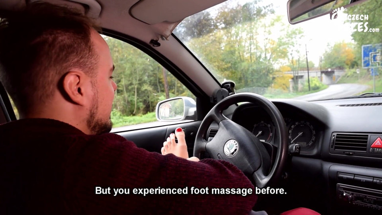 Czech Soles - foot fetish content: I suoi grandi piedi puzzolenti in macchina sono un turno