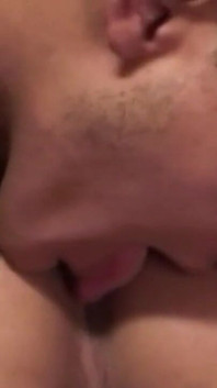 Mogen brunett MILf dominerar sin undergivna tapp