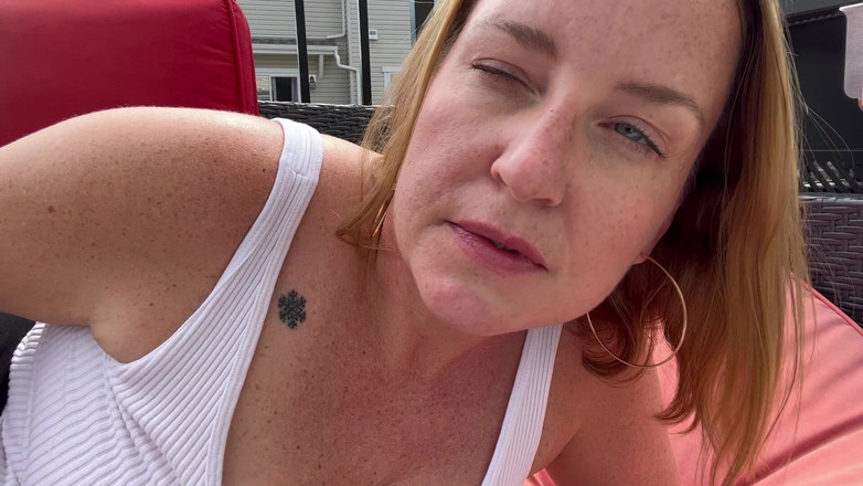 Avril Showers: MAMĂ SEXY CARE FUMEAZĂ O ȚIGARĂ VORBIND MURDAR