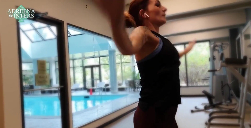 Adreena Winters: Vzpomínám na toto cvičení v hotelovém tělocvičně v New Jersey.