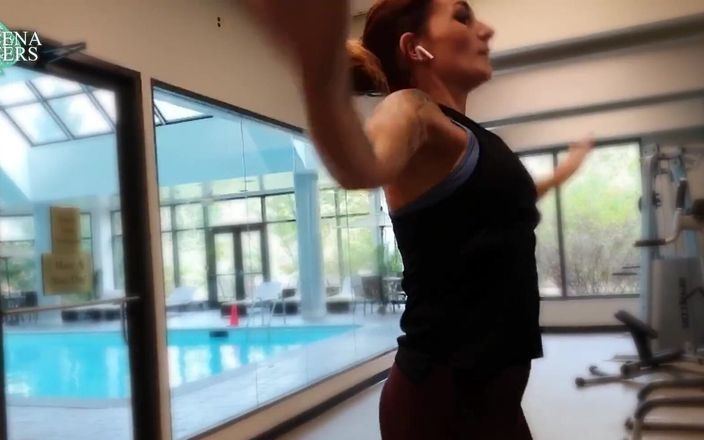 Adreena Winters: Wspominając ten trening w hotelowej siłowni w New Jersey.