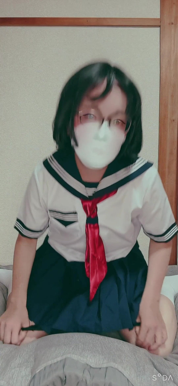 Madoka: Ein masturbierender ladyboy in einem matrosenanzug