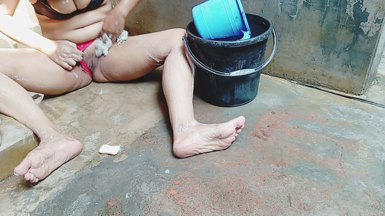 CoupleWorld: Hot Bhabhi Bathing In house and show her all body