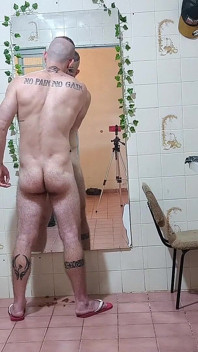 Afeitarse y afeitarse el pecho