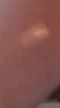 Mamă sexy țâțoasă Sharon Pink în bucătărie spăl vasele, apoi am venit să o deranjez ... scuipă lapte pe țâțe și se masturbează