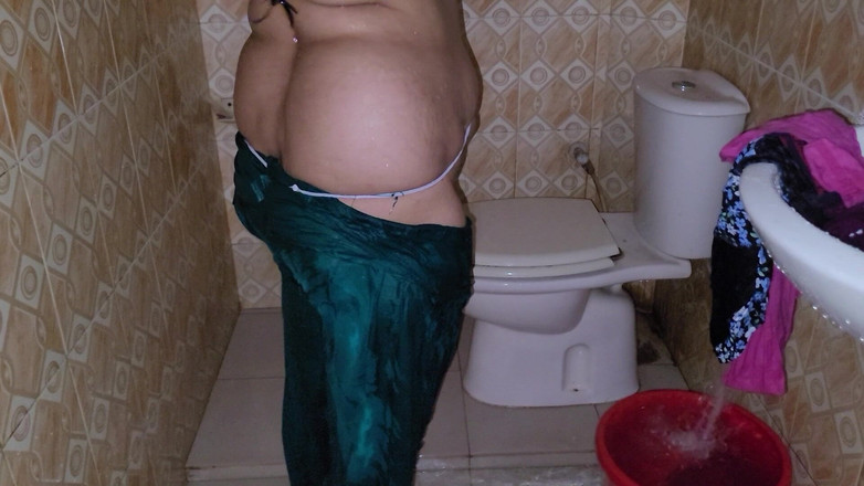 Tasnim Zara: C’est tellement amusant de prendre un bain toute seule dans...