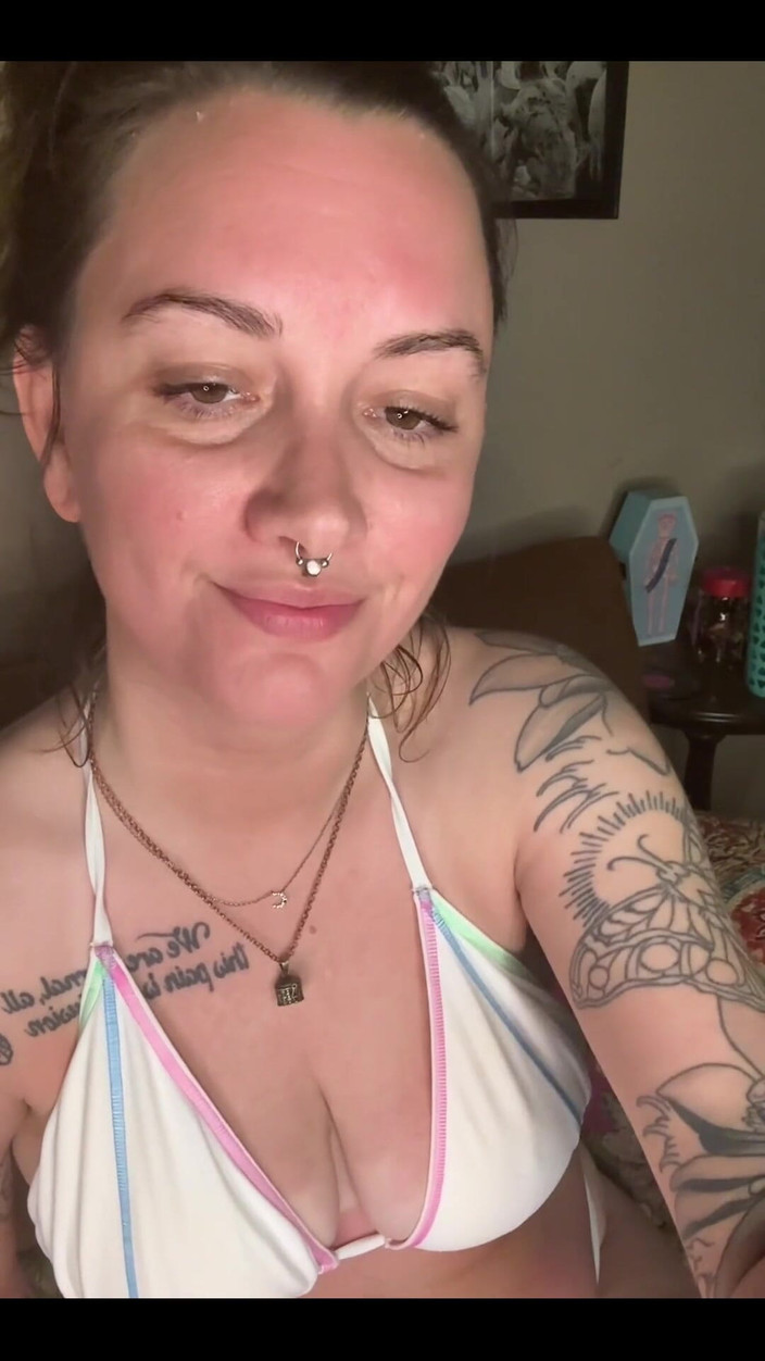 Chery Trees: Chery Trees курит в бикини