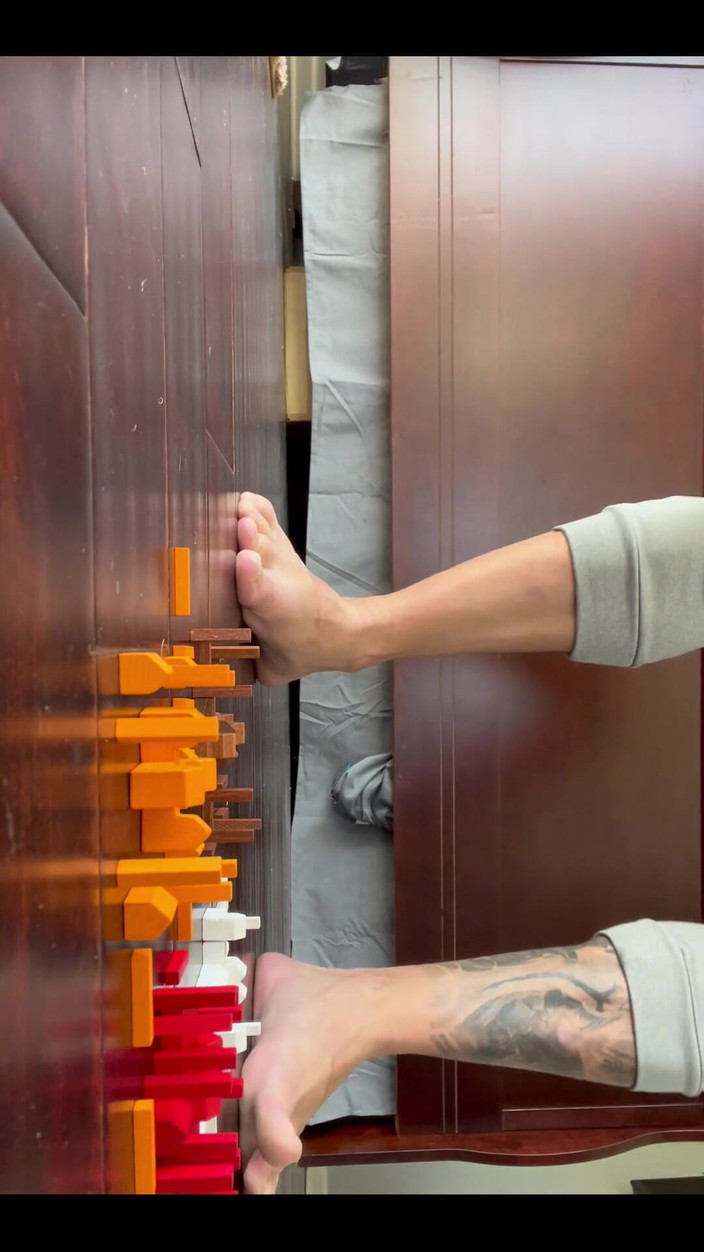 Jasons feet: Uriașul Jason Stomps în Tiny City