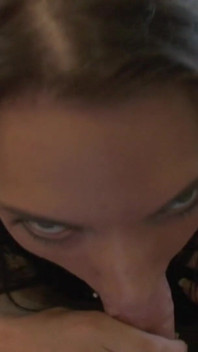 Sexy brunetka dostala nakladačku u bazénu