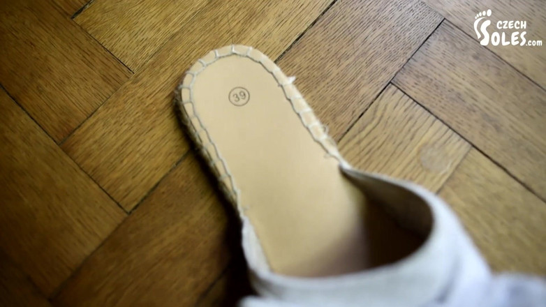 Czech Soles - foot fetish content: Annina letní bosá chodidla v sandálech pózuje