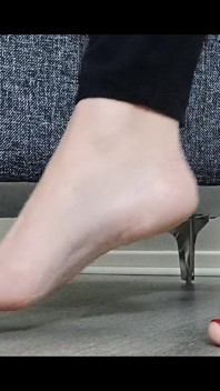 Deslumbrante Strappy Stilettos and Feet