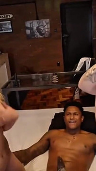 Bărbat de culoare face sex cu blondă și brunetă în fața brocha-ului cu coarne