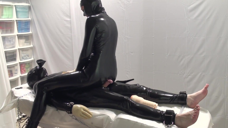 Latex Danielle: Bayan Dominatrix ve bir köle üzerindeki deneyleri. 2 açı