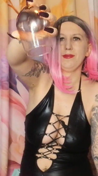 Lady Angela Femdom Zeiță scuipat într-un glas apoi turnând-o