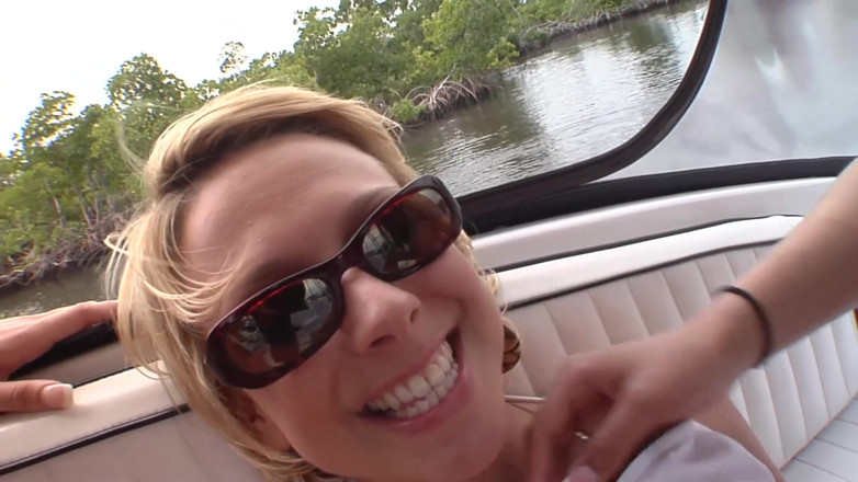 Lesbian Stories: Orgie lesbienne déjantée sur le bateau