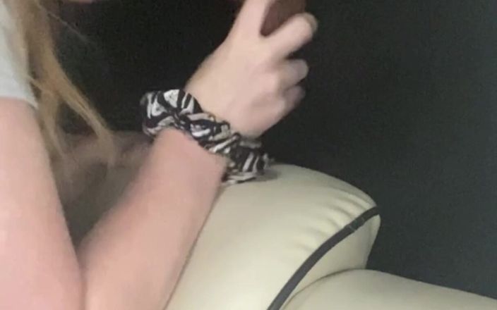 Sluttybritt: Sluttybritt lidando com o pau preto grande do papai