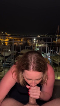 Pertama kali aku menelan di depan kamera. di Sebuah Marina Kecil di Pantai Amalfi.