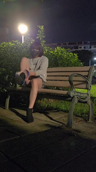 A sexy shemale Tingxuan se masturba ao ar livre e lava as mãos