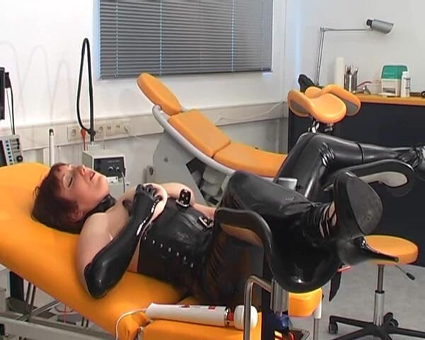Rubber & Clinic Studio - 1ATOYS: ช่วยตัวเองในชุดยางบนโต๊ะฝึก
