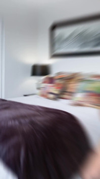 Un ragazzo arrapato ha noleggiato un hotel economico e ha incontrato un mendicante che sta chiedendo soldi e l'ha ottenuto facendo un pompino