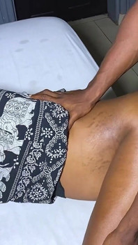 Genç Afrikalı kız azgın olduğu için üvey erkek kardeşini büyük zenci yarağıyla sikiyor